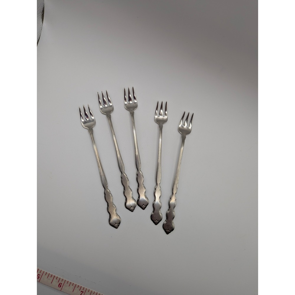 5 Oneida Distinction Deluxe Valerie Scalloped Cocktail  Appetizer Seafood Forks